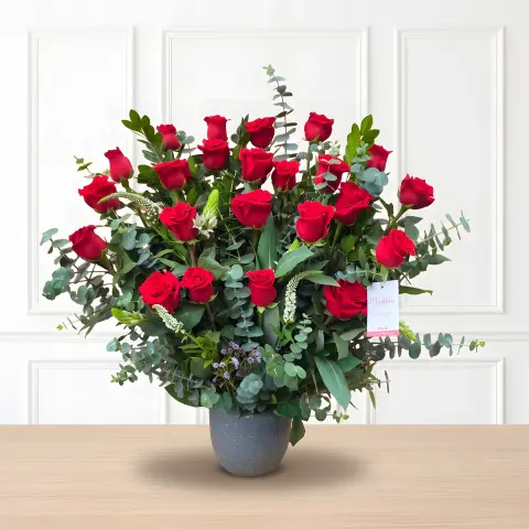 Ramo Cono Elegance Rosas Carmesí