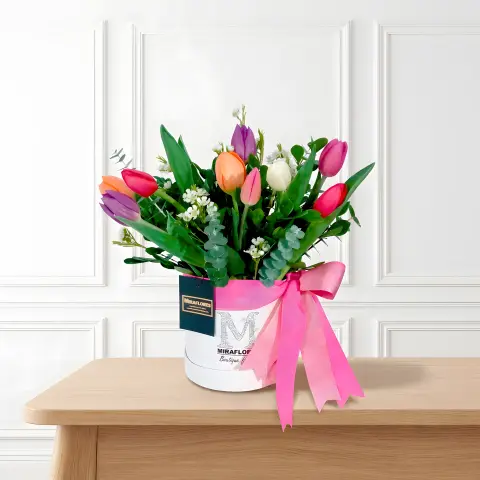 Box Blanco Tulipanes Fucsia & Follaje Fresco
