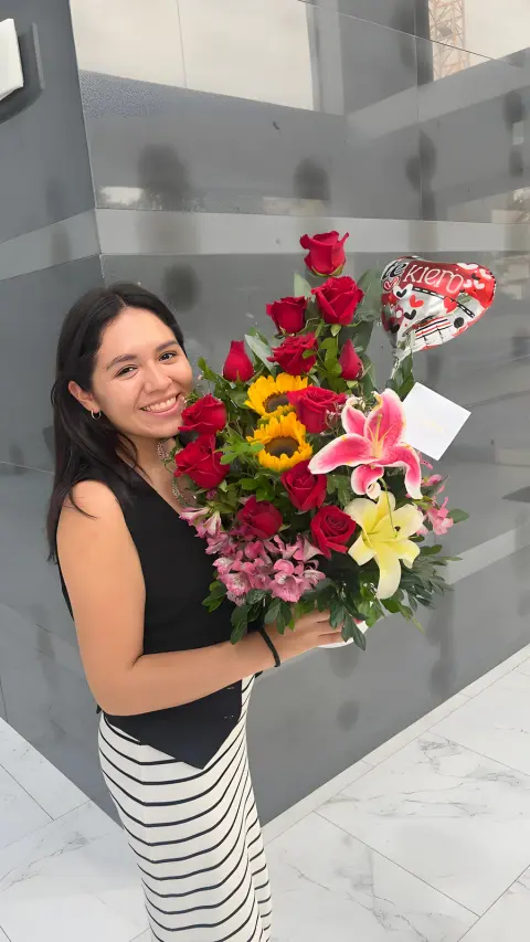 Ramo de Rosas y Follaje Silvestre