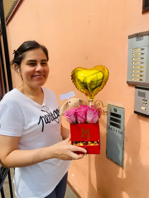 Box Floral de Rosas y Chocolates