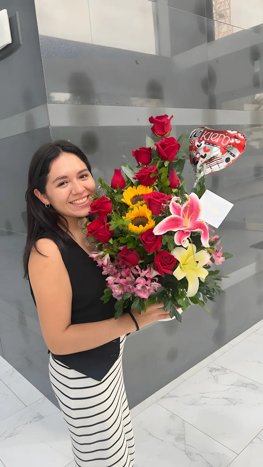 Ramo de Rosas y Follaje Silvestre